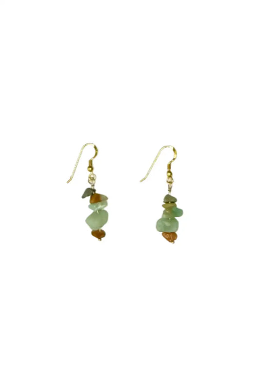 Brincos artesanais pendentes com pedras verdes e marrons, gancho dourado, fundo branco.