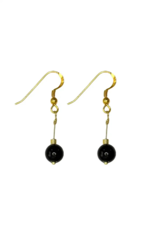 Brincos de prata banhados a ouro com pedra preta, design artesanal elegante.