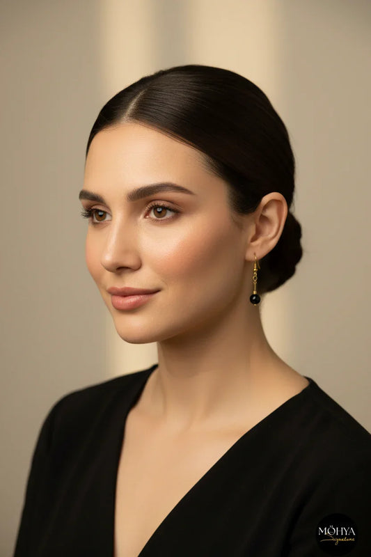 Mulher usando brincos de ónix preto