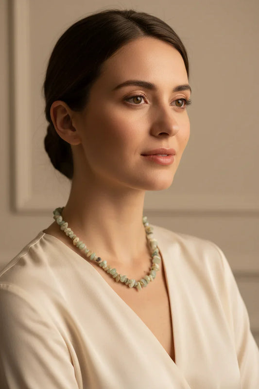 Mulher usando colar de amazonite