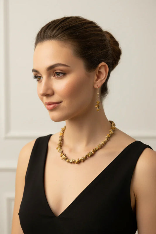 Mulher usando conjunto de jaspe landscape com pedras pequenas