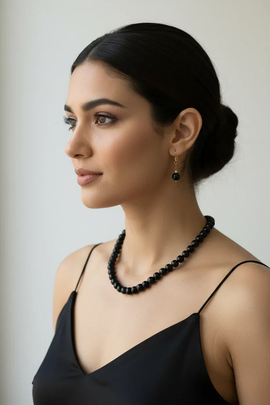 Mulher usando conjunto de ónix com pedras delicadas