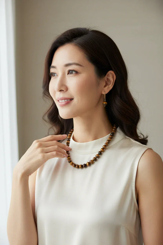 Mulher usando conjunto de olho de tigre com medidas corretas