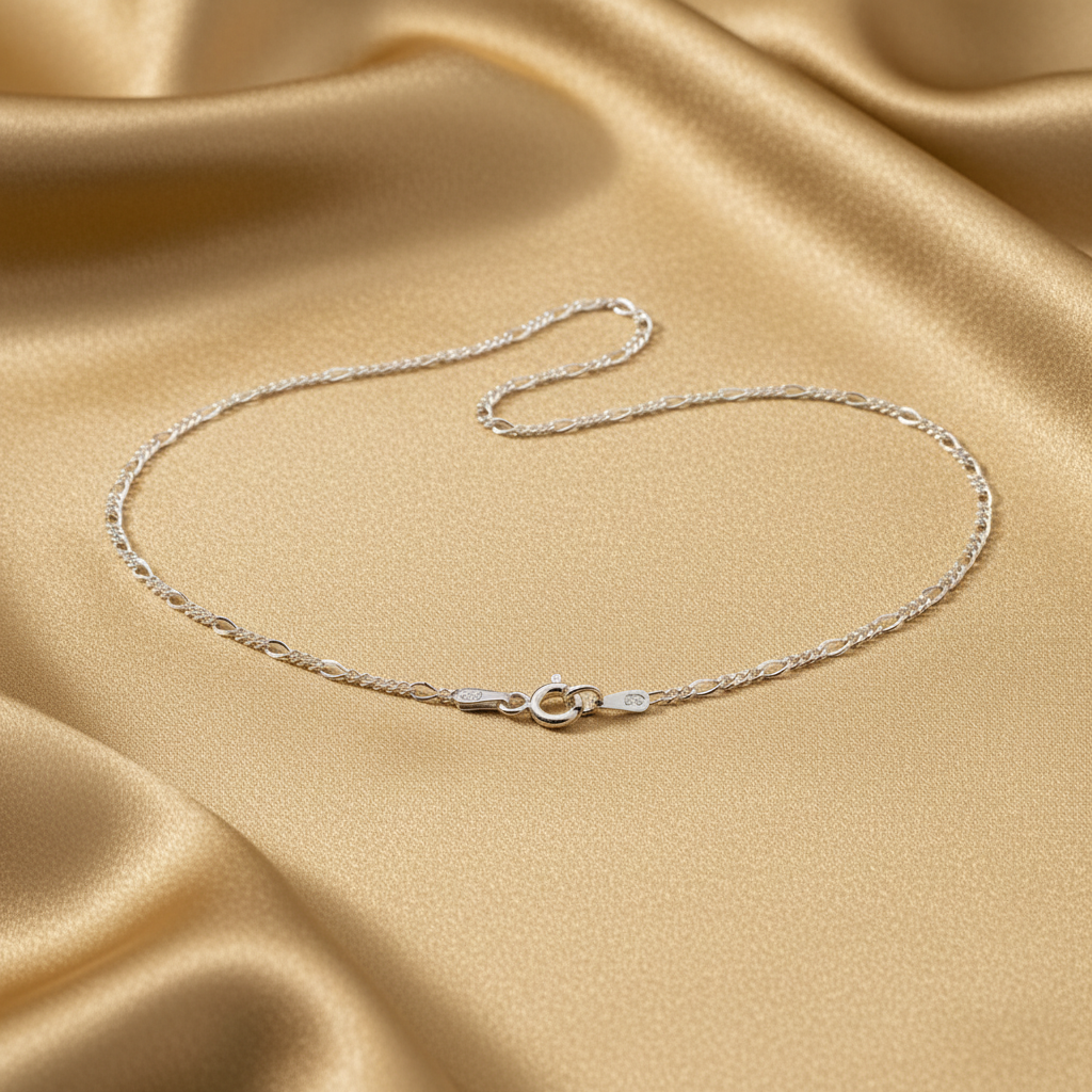Fio Figaro em prata de lei 925 sobre cetim dourado — MÖHYA Signature®
