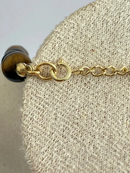 Fecho de colar banhado a ouro com pedra olho de tigre, joalheria artesanal portuguesa.