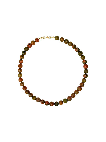 Colar de contas redondas em tons de verde e marrons, fecho dourado, joia artesanal