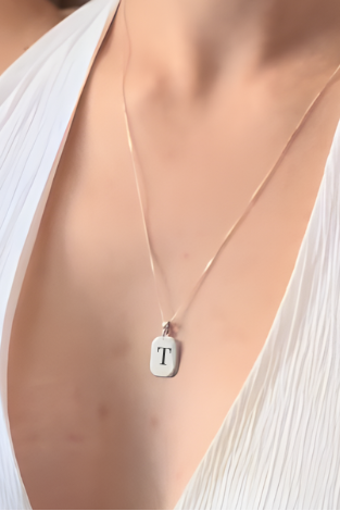 Mulher a usar a Medalha em prata 925 para gravar inicial, pingente personalizável ao pescoço — MÖHYA Signature®