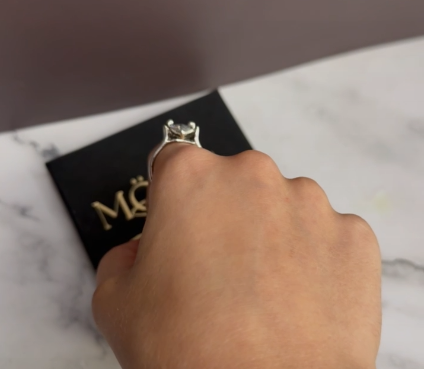 Anel PÖNTE em prata 925 com pedra zircónea, usado sobre a caixa MÖHYA Signature® — Coleção PÖRTUS