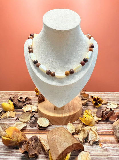 Colar do conjunto Jaspe Picasso e Madrepérola em prata dourada 925 — MÖHYA Signature