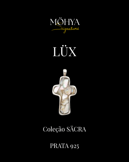 LÜX — pingente cruz em prata 925 com madrepérola, Coleção SÄCRA | MÖHYA Signature®