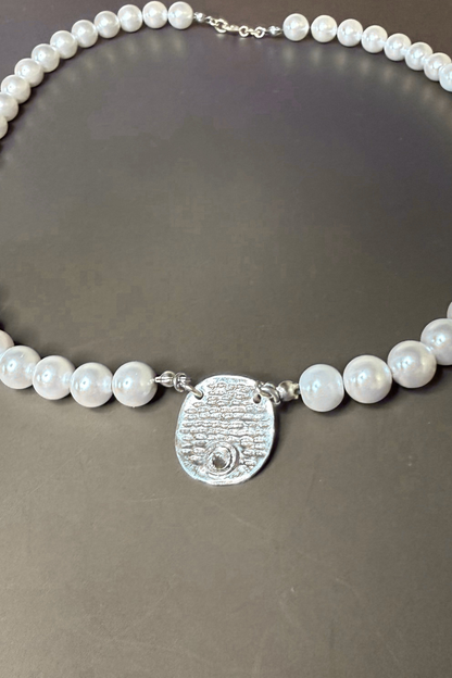 Colar SÄND em pérolas naturais e prata 925 com zircónia, pormenor — Coleção DÜNA, MÖHYA Signature