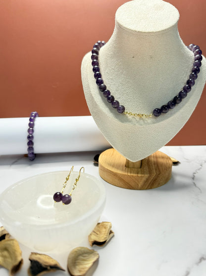 Colar de ametista em prata dourada 925 em expositor, com brincos e pulseira a condizer — MÖHYA Signature