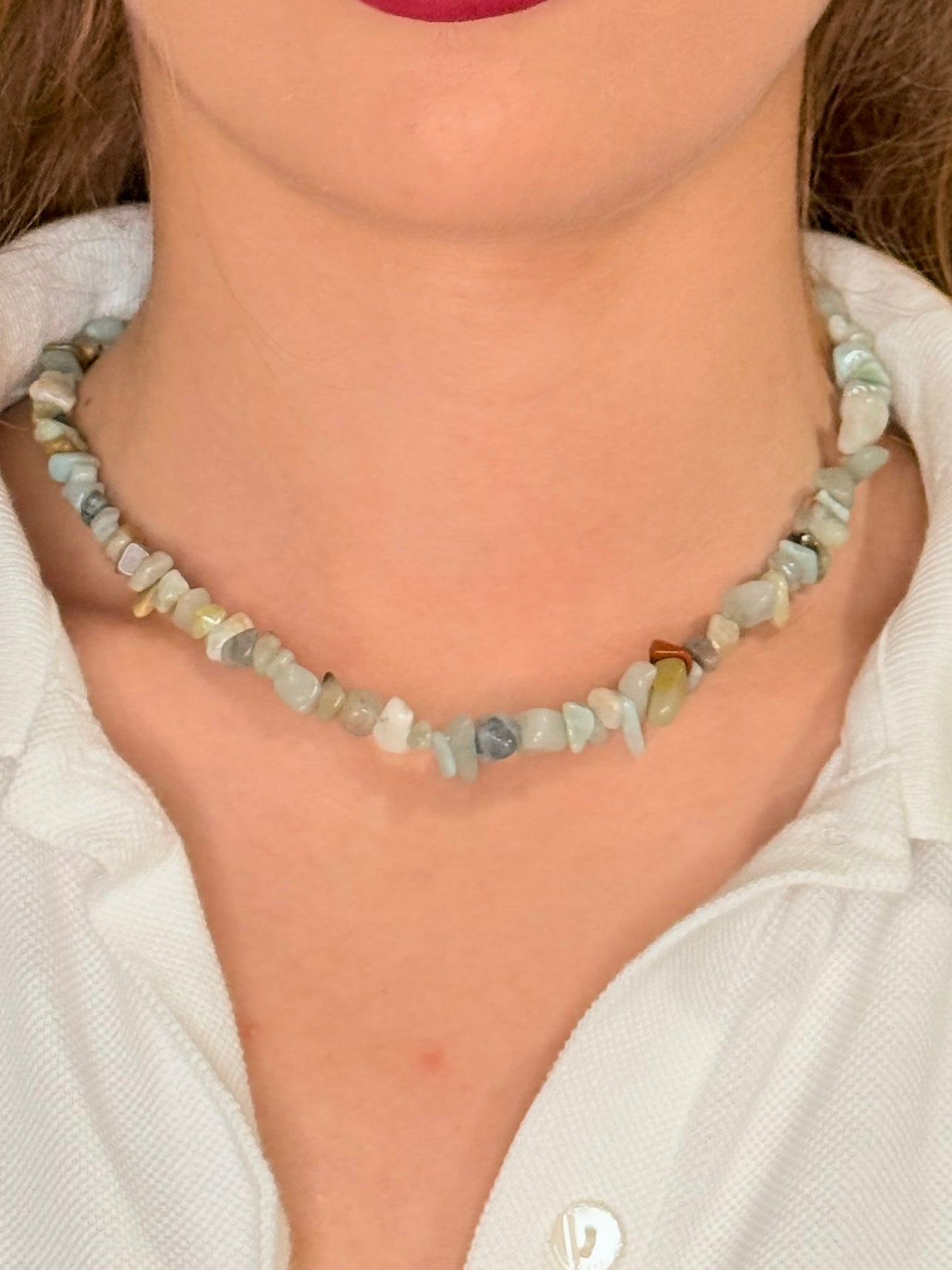 Mulher a usar o Colar Amazonite em lascas de pedra natural e prata dourada 925 — MÖHYA Signature