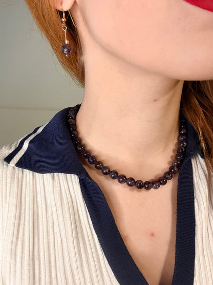 Mulher a usar o conjunto de ametista — colar e brincos em prata dourada 925, MÖHYA Signature