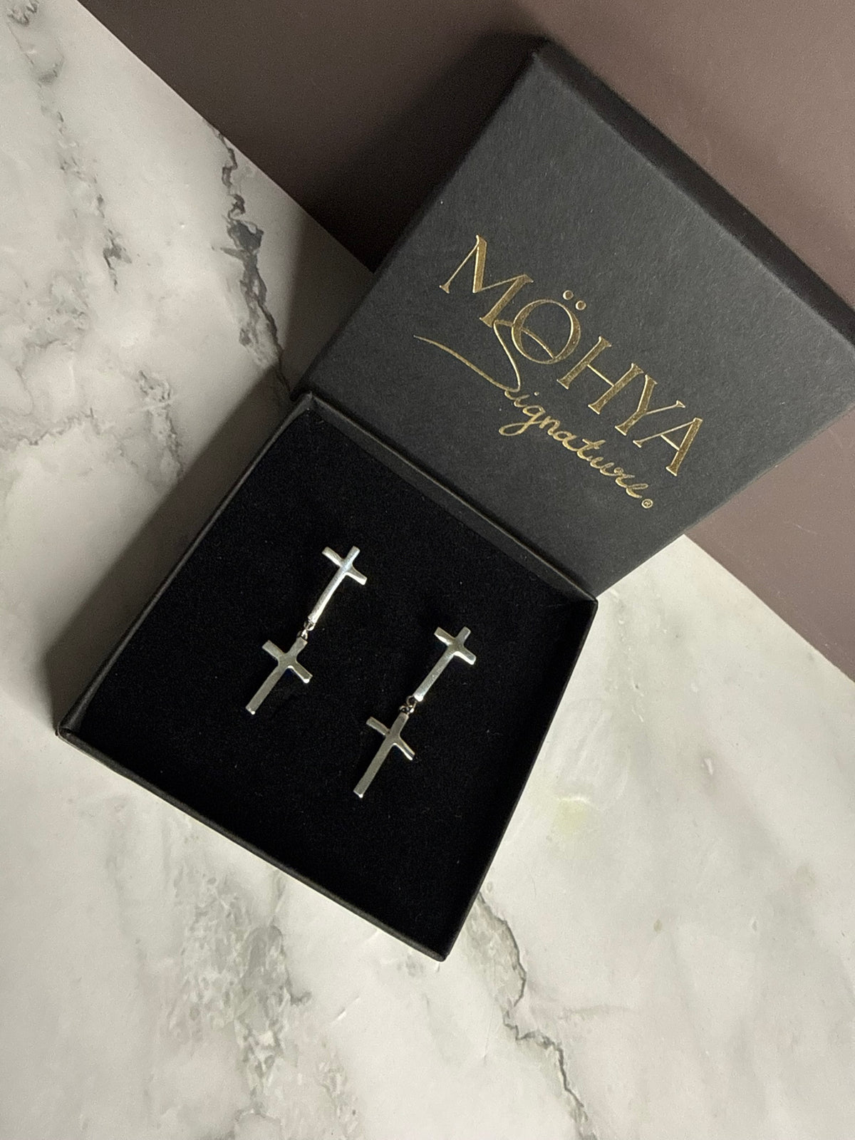 Brincos GLÖRIA — cruzes articuladas em prata 925 na caixa MÖHYA Signature® — Coleção SÄCRA