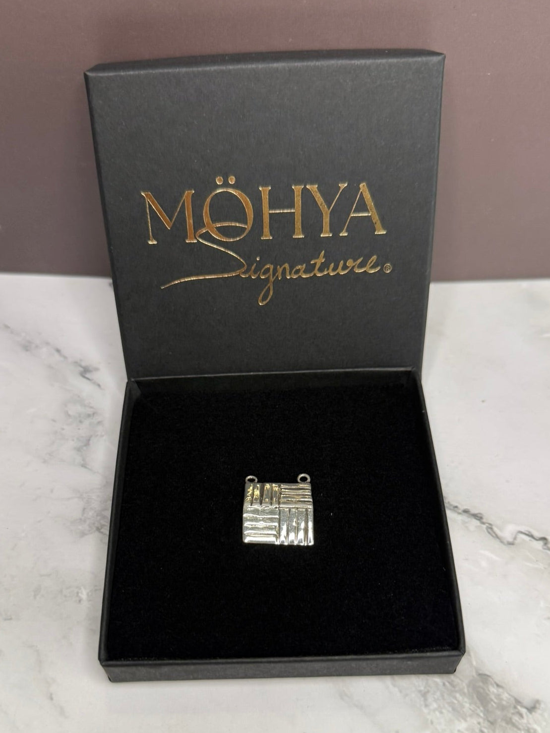 Pingente TÏLE em prata 925 na caixa MÖHYA Signature® — Coleção PÖRTUS