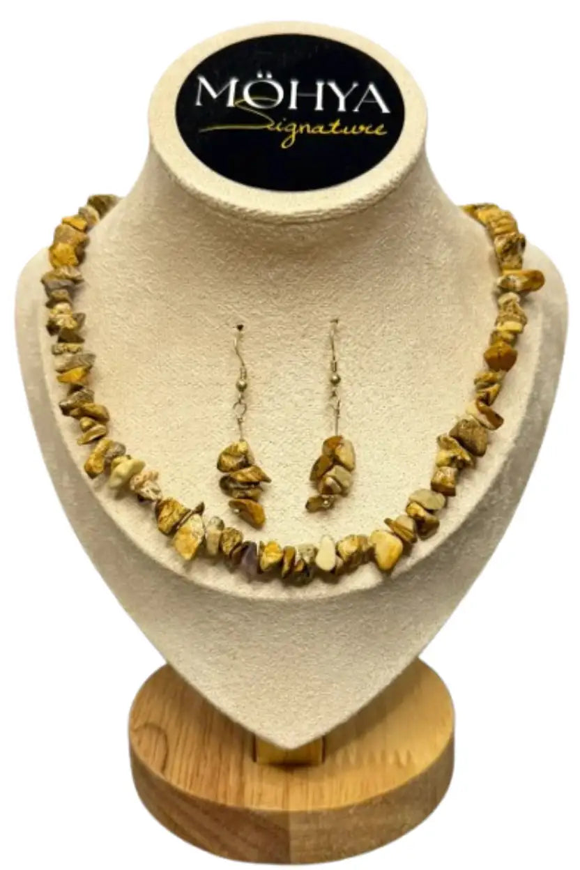 Conjunto de colar e brincos com pedras naturais amarelas expostos em manequim de joias.