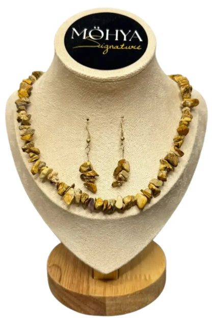 Conjunto de colar e brincos com pedras naturais amarelas expostos em manequim de joias.