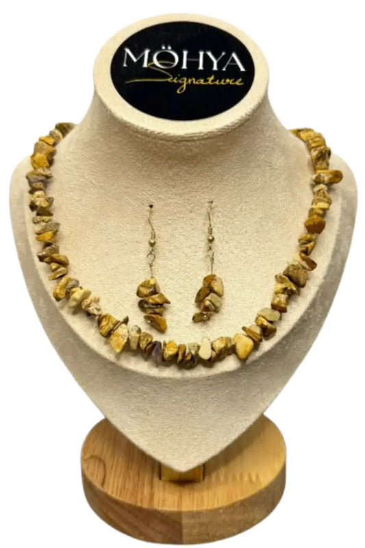 Conjunto de colar e brincos com pedras naturais amarelas expostos em manequim de joias.