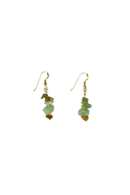 Brincos artesanais pendentes com pedras verdes e marrons, gancho dourado, fundo branco.