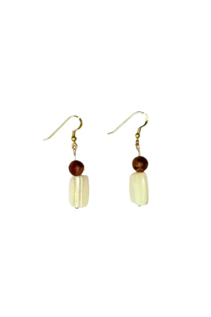 Brincos pendentes de prata dourada com pedra marrom e detalhe perolado em fundo branco