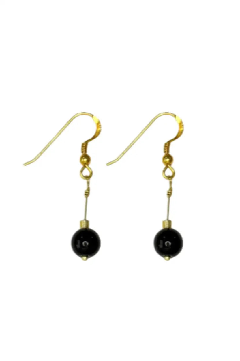 Brincos de prata banhados a ouro com pedra preta, design artesanal elegante.