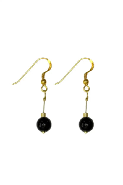 Brincos de prata banhados a ouro com pedra preta, design artesanal elegante.