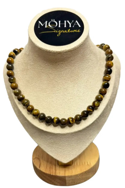 Colar de contas de pedra olho de tigre em expositor de joias bege, estilo artesanal elegante.