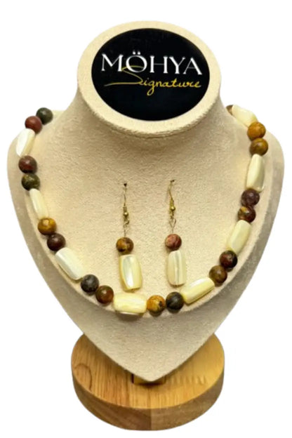 Conjunto de colar e brincos com contas de pedra natural e bege, exposto em suporte de joias.