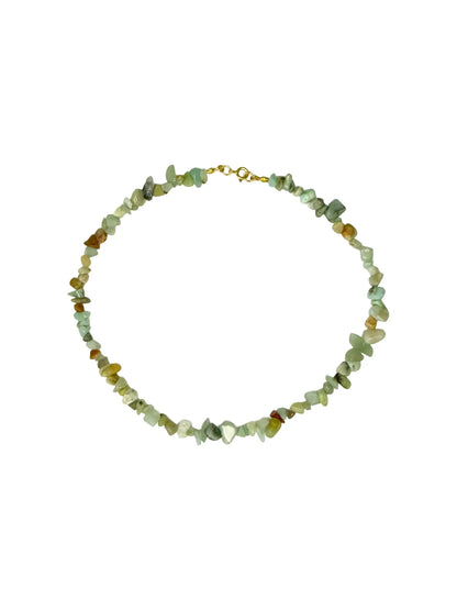 Colar de pedras naturais com fecho dourado, design artesanal elegante em fundo branco.