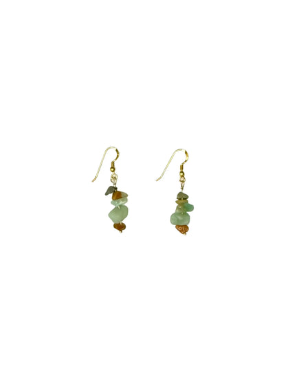 Brincos pendentes artesanais com pedras verdes e detalhes dourados, fundo branco.
