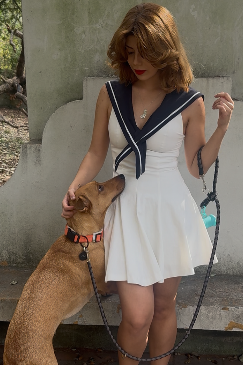 Pingente PÖDENGO em prata 925 usado ao ar livre, junto a um cão — Coleção DÖG, MÖHYA Signature®