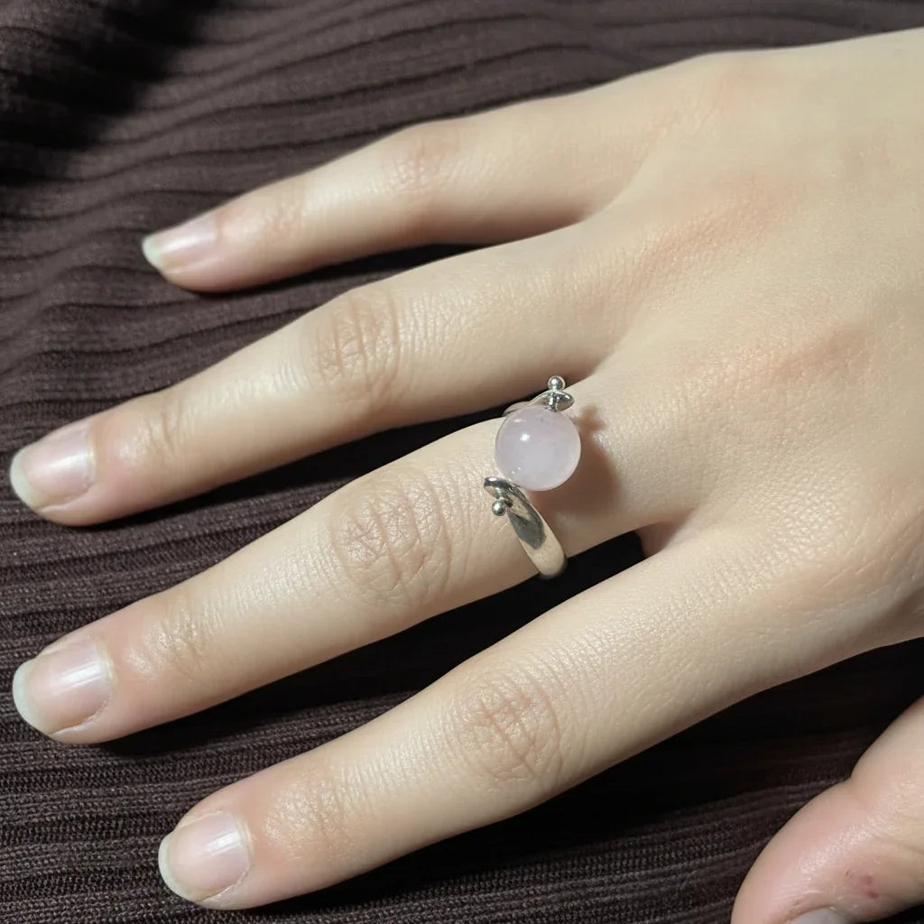 Mulher a usar anel de prata com quartzo rosa