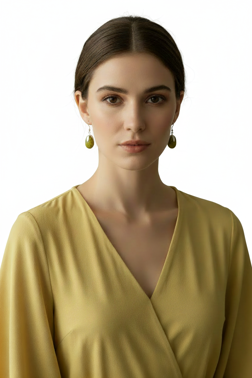 Mulher de frente com vestido amarelo e brincos - Fundo branco