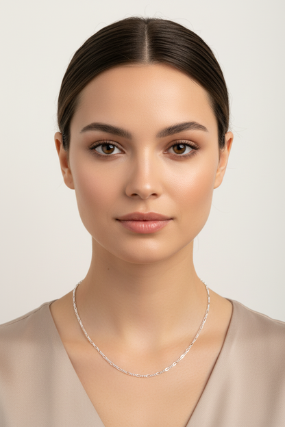 Mulher elegante com o Fio Figaro em prata 925 MÖHYA Signature, em camadas com outro colar