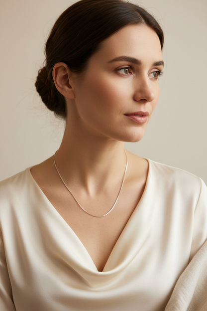 Mulher a usar o Fio Veneziano em prata 925 MÖHYA Signature como colar minimalista