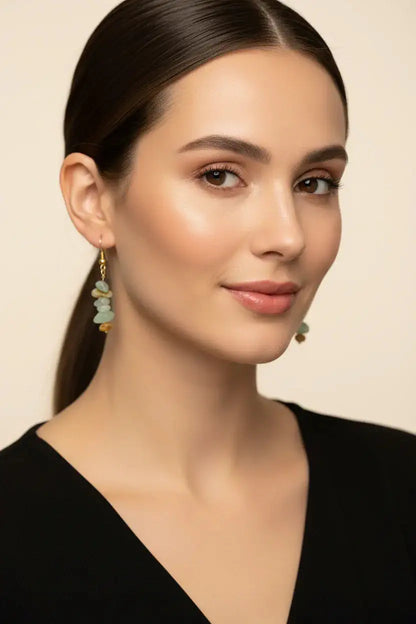 Mulher a usar os brincos de amazonite em prata 925 — MÖHYA Signature