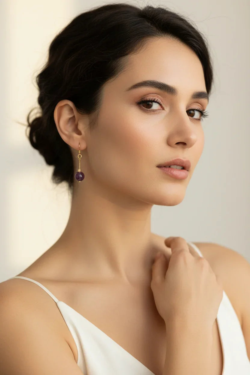 Mulher usando brincos de ametista