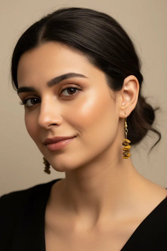 Mulher usando brincos de jaspe landscape