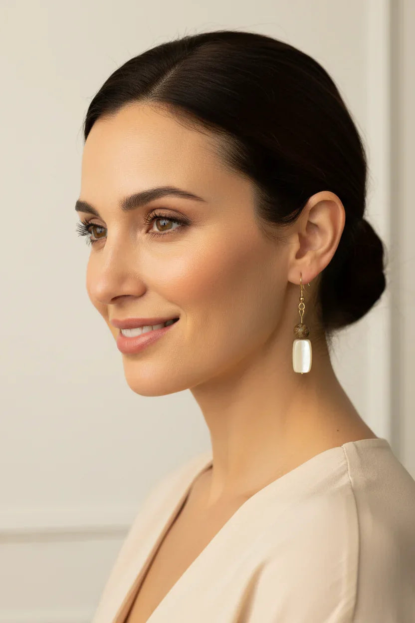 Mulher usando brincos de jaspe picasso e madrepérola