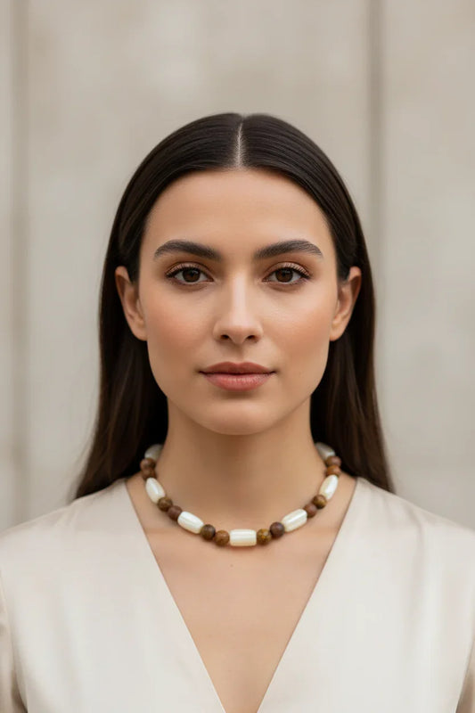 Mulher usando choker MÖHYA Signature de frente