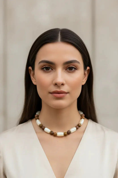Mulher usando choker MÖHYA Signature de frente