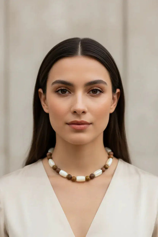 Mulher usando choker MÖHYA Signature de frente