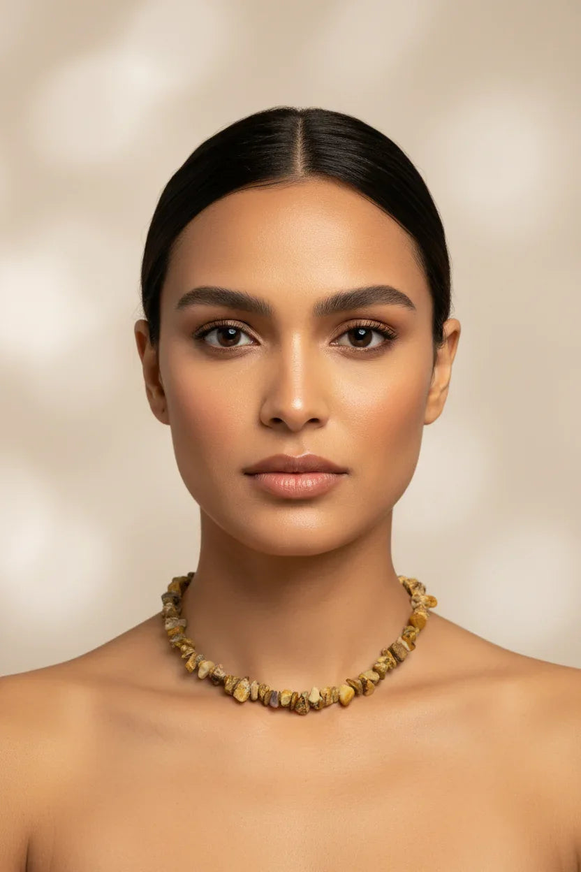 Mulher usando colar de Jaspe Landscape MÖHYA Signature