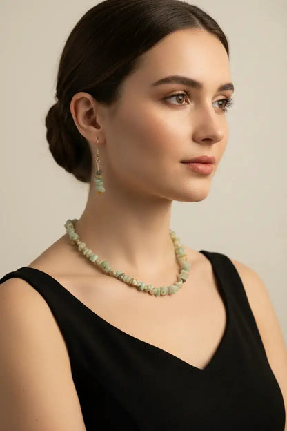 Mulher a usar o conjunto de amazonite em prata dourada 925 — colar e brincos, MÖHYA Signature