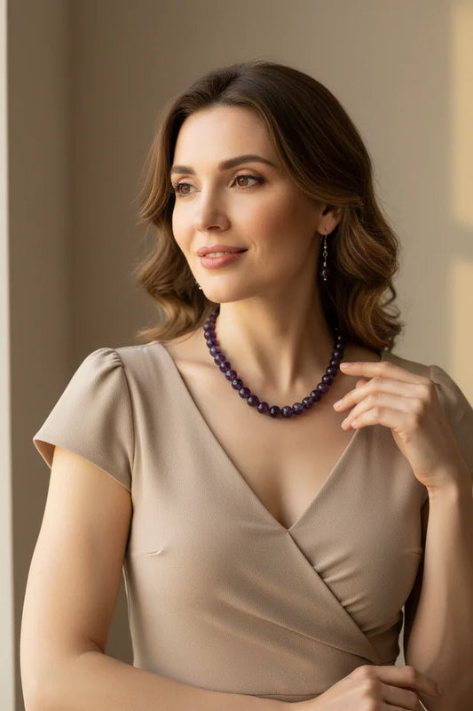 Mulher usando conjunto de ametista com pedras de 8mm