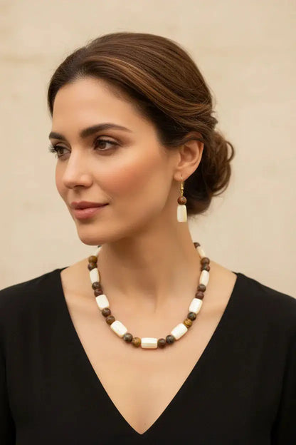 Mulher a usar o conjunto de jaspe picasso e madrepérola em prata dourada 925 — MÖHYA Signature