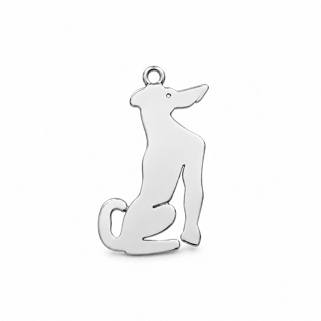 Pingente PÖDENGO em prata de lei 925 sobre fundo branco, com a silhueta do podengo português — Coleção DÖG, MÖHYA Signature