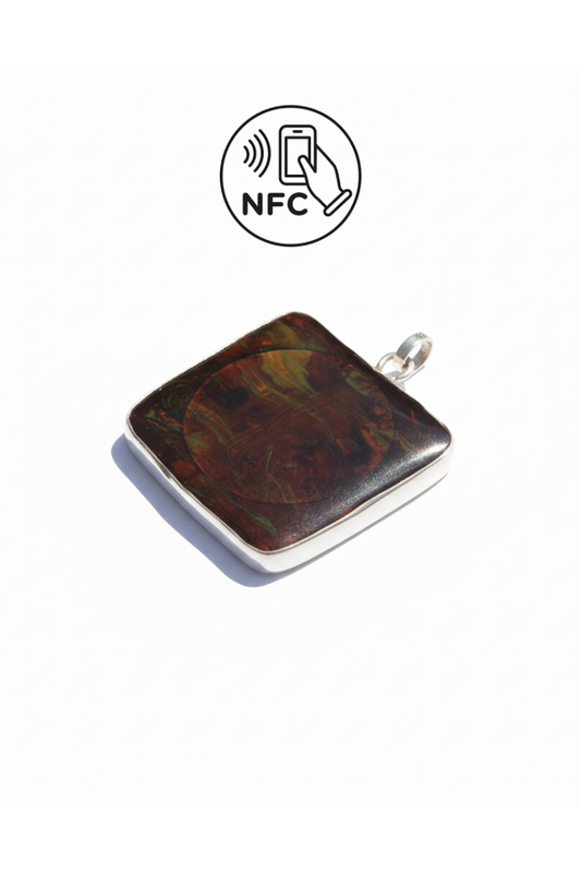 Pingente quadrado artesanal com pedra natural e borda prateada, joia com NFC