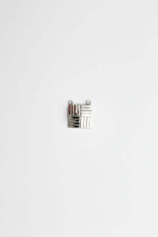 Pingente TÏLE em prata de lei 925 sobre fundo branco — Coleção PÖRTUS, MÖHYA Signature